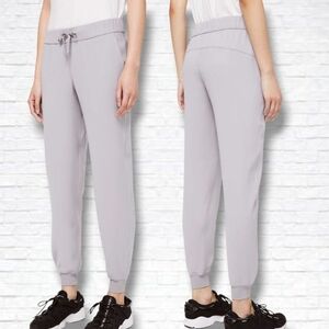 Lululemon On The Fly Jogger Pants Size 8 In Silverscreen